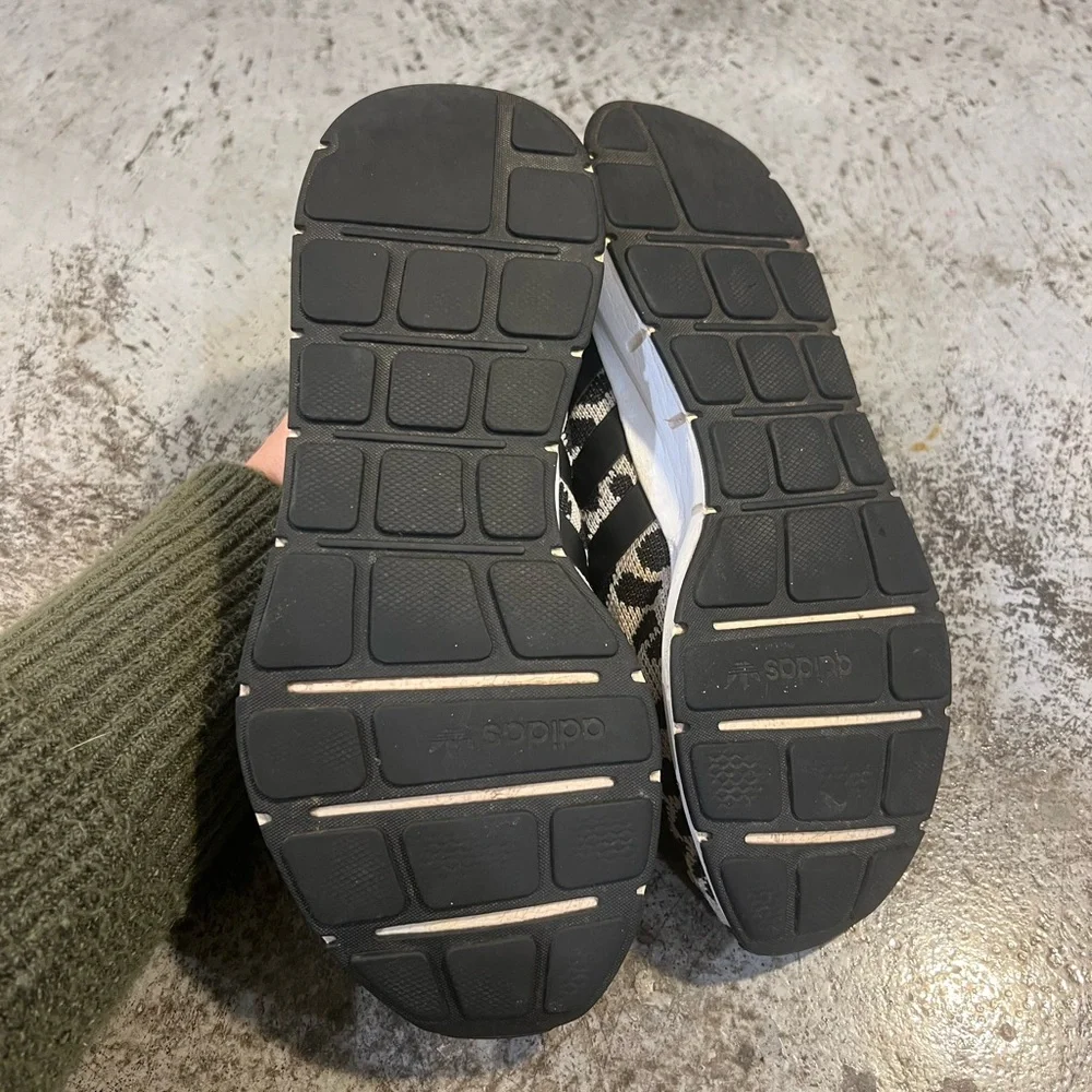 Adidas Swift Run 1.0 Shoes Beige Black Women’s Size 6.5 - Picture 2 of 5